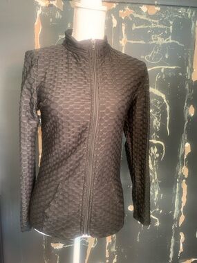 Size L textured light weight black zip-up jacket active wear.